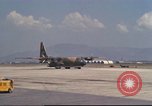 Image C-130 des taxis à la rampe et troupes débarquent Da Nang au Vietnam, 1970, de la seconde 56 séquences d'archives historiques vidéo 65675064012