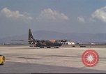 Image C-130 des taxis à la rampe et troupes débarquent Da Nang au Vietnam, 1970, de la seconde 57 séquences d'archives historiques vidéo 65675064012