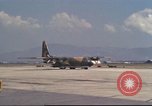 Image C-130 des taxis à la rampe et troupes débarquent Da Nang au Vietnam, 1970, de la seconde 58 séquences d'archives historiques vidéo 65675064012