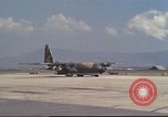 Image C-130 des taxis à la rampe et troupes débarquent Da Nang au Vietnam, 1970, de la seconde 59 séquences d'archives historiques vidéo 65675064012