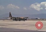 Image C-130 des taxis à la rampe et troupes débarquent Da Nang au Vietnam, 1970, de la seconde 60 séquences d'archives historiques vidéo 65675064012