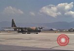 Image C-130 des taxis à la rampe et troupes débarquent Da Nang au Vietnam, 1970, de la seconde 61 séquences d'archives historiques vidéo 65675064012