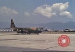 Image C-130 des taxis à la rampe et troupes débarquent Da Nang au Vietnam, 1970, de la seconde 62 séquences d'archives historiques vidéo 65675064012