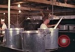 Immagine di Stati Uniti cuochi Il Vietnam, 1966, secondo 28 filmato di repertorio 65675064042