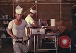 Immagine di Stati Uniti cuochi Il Vietnam, 1966, secondo 49 filmato di repertorio 65675064042