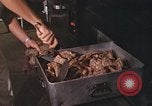 Immagine di Stati Uniti cuochi Il Vietnam, 1966, secondo 56 filmato di repertorio 65675064042