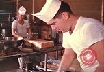 Immagine di Stati Uniti cuochi Il Vietnam, 1966, secondo 62 filmato di repertorio 65675064042