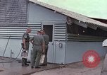 Image des images extérieures de mess Vietnam, 1966, de la seconde 24 séquences d'archives historiques vidéo 65675064045
