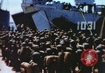 Image un caméraman de combat filme des soldats théâtre du Pacifique, 1944, de la seconde 16 séquences d'archives historiques vidéo 65675064076