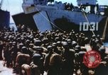 Image un caméraman de combat filme des soldats théâtre du Pacifique, 1944, de la seconde 18 séquences d'archives historiques vidéo 65675064076