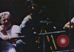 Image un caméraman de combat filme des soldats théâtre du Pacifique, 1944, de la seconde 49 séquences d'archives historiques vidéo 65675064076