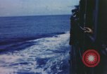 Immagine di Cameraman marino a bordo della nave Teatro pacifico, 1944, secondo 5 filmato di repertorio 65675064077