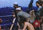 Immagine di Cameraman marino a bordo della nave Teatro pacifico, 1944, secondo 7 filmato di repertorio 65675064077