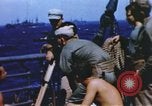 Immagine di Cameraman marino a bordo della nave Teatro pacifico, 1944, secondo 8 filmato di repertorio 65675064077