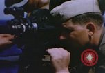 Immagine di Cameraman marino a bordo della nave Teatro pacifico, 1944, secondo 12 filmato di repertorio 65675064077
