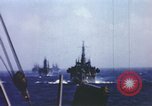Immagine di Cameraman marino a bordo della nave Teatro pacifico, 1944, secondo 13 filmato di repertorio 65675064077