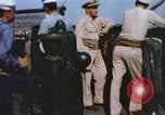 Immagine di Cameraman marino a bordo della nave Teatro pacifico, 1944, secondo 16 filmato di repertorio 65675064077
