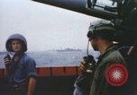Immagine di Cameraman marino a bordo della nave Teatro pacifico, 1944, secondo 21 filmato di repertorio 65675064077