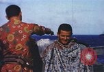 Image cérémonie de rasage de la tête de Neptune théâtre du Pacifique, 1944, de la seconde 4 séquences d'archives historiques vidéo 65675064078