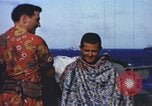 Image cérémonie de rasage de la tête de Neptune théâtre du Pacifique, 1944, de la seconde 5 séquences d'archives historiques vidéo 65675064078