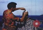 Image cérémonie de rasage de la tête de Neptune théâtre du Pacifique, 1944, de la seconde 6 séquences d'archives historiques vidéo 65675064078