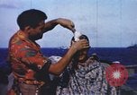 Image cérémonie de rasage de la tête de Neptune théâtre du Pacifique, 1944, de la seconde 7 séquences d'archives historiques vidéo 65675064078