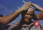 Image cérémonie de rasage de la tête de Neptune théâtre du Pacifique, 1944, de la seconde 11 séquences d'archives historiques vidéo 65675064078