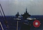 Image opérateurs de caméra sur un navire de la marine américaine théâtre du Pacifique, 1944, de la seconde 4 séquences d'archives historiques vidéo 65675064079