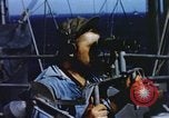 Image opérateurs de caméra sur un navire de la marine américaine théâtre du Pacifique, 1944, de la seconde 6 séquences d'archives historiques vidéo 65675064079