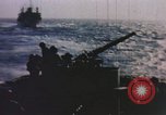 Image opérateurs de caméra sur un navire de la marine américaine théâtre du Pacifique, 1944, de la seconde 8 séquences d'archives historiques vidéo 65675064079