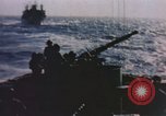 Image opérateurs de caméra sur un navire de la marine américaine théâtre du Pacifique, 1944, de la seconde 9 séquences d'archives historiques vidéo 65675064079