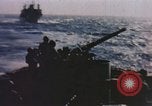 Image opérateurs de caméra sur un navire de la marine américaine théâtre du Pacifique, 1944, de la seconde 10 séquences d'archives historiques vidéo 65675064079
