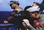 Image opérateurs de caméra sur un navire de la marine américaine théâtre du Pacifique, 1944, de la seconde 12 séquences d'archives historiques vidéo 65675064079