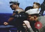 Image opérateurs de caméra sur un navire de la marine américaine théâtre du Pacifique, 1944, de la seconde 13 séquences d'archives historiques vidéo 65675064079