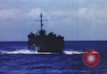 Image opérateurs de caméra sur un navire de la marine américaine théâtre du Pacifique, 1944, de la seconde 14 séquences d'archives historiques vidéo 65675064079