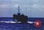 Image opérateurs de caméra sur un navire de la marine américaine théâtre du Pacifique, 1944, de la seconde 15 séquences d'archives historiques vidéo 65675064079