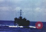 Image opérateurs de caméra sur un navire de la marine américaine théâtre du Pacifique, 1944, de la seconde 16 séquences d'archives historiques vidéo 65675064079