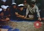 Image opérateurs de caméra sur un navire de la marine américaine théâtre du Pacifique, 1944, de la seconde 18 séquences d'archives historiques vidéo 65675064079