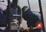 Image opérateurs de caméra sur un navire de la marine américaine théâtre du Pacifique, 1944, de la seconde 28 séquences d'archives historiques vidéo 65675064079