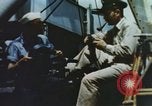 Image opérateurs de caméra sur un navire de la marine américaine théâtre du Pacifique, 1944, de la seconde 35 séquences d'archives historiques vidéo 65675064079