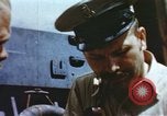 Image opérateurs de caméra sur un navire de la marine américaine théâtre du Pacifique, 1944, de la seconde 44 séquences d'archives historiques vidéo 65675064079