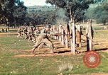 Image Les Marines américains s'entraînent sur un parcours d'assaut sous le feu ennemi Australie, 1943, de la seconde 7 séquences d'archives historiques vidéo 65675064080