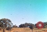Image Les Marines américains s'entraînent sur un parcours d'assaut sous le feu ennemi Australie, 1943, de la seconde 20 séquences d'archives historiques vidéo 65675064080