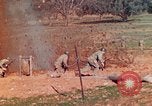 Image Les Marines américains s'entraînent sur un parcours d'assaut sous le feu ennemi Australie, 1943, de la seconde 27 séquences d'archives historiques vidéo 65675064080