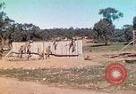 Image Les Marines américains s'entraînent sur un parcours d'assaut sous le feu ennemi Australie, 1943, de la seconde 60 séquences d'archives historiques vidéo 65675064080