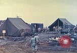 Immagine di Noi di terza divisione Marine armorers riparazione di armi di piccolo calibro Iwo Jima, 1945, secondo 18 filmato di repertorio 65675064084