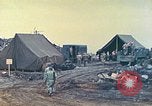 Immagine di Noi di terza divisione Marine armorers riparazione di armi di piccolo calibro Iwo Jima, 1945, secondo 21 filmato di repertorio 65675064084