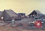 Immagine di Noi di terza divisione Marine armorers riparazione di armi di piccolo calibro Iwo Jima, 1945, secondo 22 filmato di repertorio 65675064084