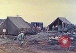 Immagine di Noi di terza divisione Marine armorers riparazione di armi di piccolo calibro Iwo Jima, 1945, secondo 23 filmato di repertorio 65675064084