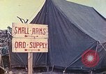 Immagine di Noi di terza divisione Marine armorers riparazione di armi di piccolo calibro Iwo Jima, 1945, secondo 25 filmato di repertorio 65675064084
